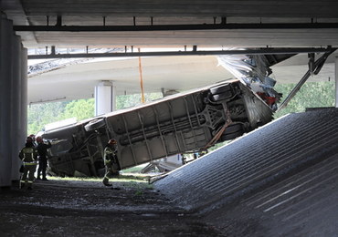 Autobus spadł z wiaduktu w Warszawie: Trwa kontrola w firmie zatrudniającej kierowcę 