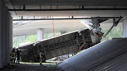 Autobus spadł z wiaduktu w Warszawie: Trwa kontrola w firmie zatrudniającej kierowcę 