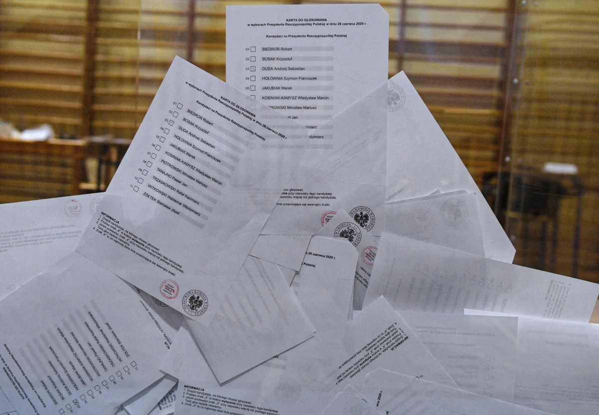 Według danych z 99,78 proc. obwodów frekwencja w wyborach prezydenckich wyniosła 64,4 proc. - poinformował przewodniczący PKW Sylwester Marciniak. To rekord - zaznaczył. Z danych opublikowanych przez Państwową Komisję Wyborczą wynika, że ponad 80-procentową frekwencję zanotowano m.in. w trzech zachodniopomorskich gminach. W wielu gminach do urn poszło ponad 70 procent uprawnionych. 