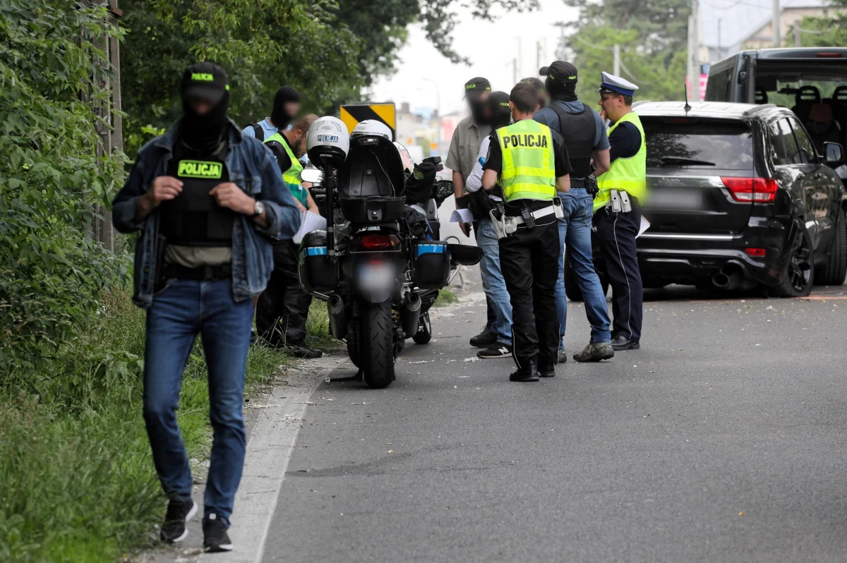 ​Trzy samochody i motocykl zderzyły się podczas akcji Centralnego Biura Śledczego Policji w warszawskim Wawrze. Ruch na ulicy Lucerny jeszcze jest zablokowany.