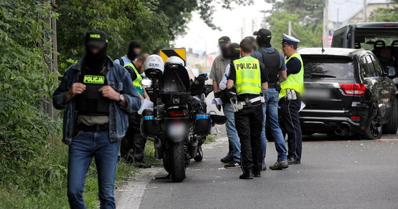 ​Trzy samochody i motocykl zderzyły się podczas akcji Centralnego Biura Śledczego Policji w warszawskim Wawrze. Ruch na ulicy Lucerny jeszcze jest zablokowany.