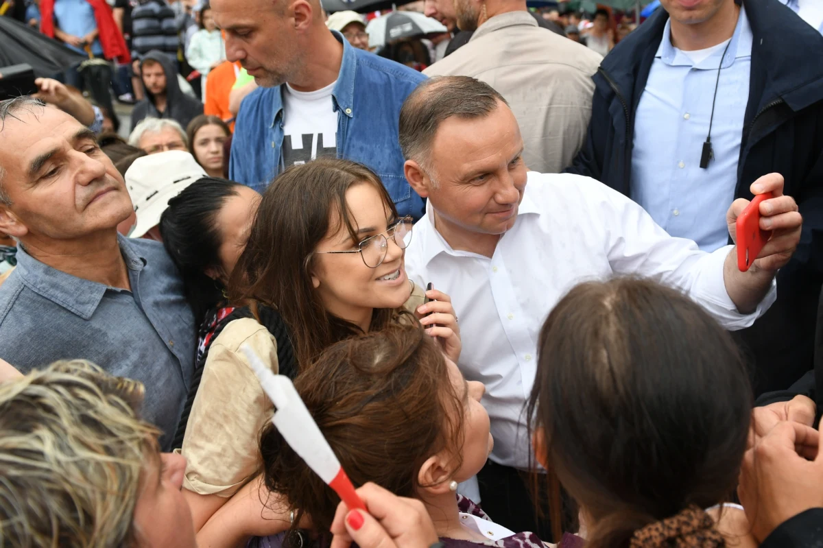 Pięć lat temu rozpocząłem proces naprawiania polskiego państwa po ośmiu latach rządów, z którymi się nie zgadzałem – mówił w poniedziałek w Kwidzynie (woj. pomorskie) ubiegający się o reelekcję prezydent Andrzej Duda. Apelował o wysoką frekwencję w drugiej turze wyborów i dziękował za dotychczasową frekwencję w pierwszej turze. W niedzielę 28 czerwca na niego swój głos oddało 43,67 proc. wyborców. 12 lipca w II turze wyborów zmierzy się z kandydatem Koalicji Obywatelskiej Rafałem Trzaskowskim.