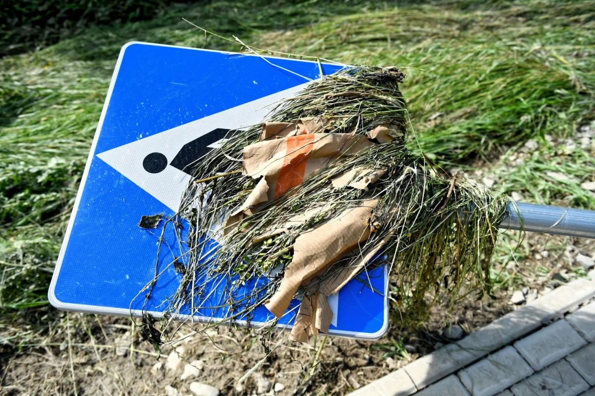 Dziś po południu IMGW wydało ostrzeżenie trzeciego stopnia przed burzami z gradem dla woj. małopolskiego, podkarpackiego, lubelskiego, świętokrzyskiego oraz kilku południowych powiatów Mazowsza. Mogą tam wystąpić także trąby powietrzne. Już teraz w Warszawie strażacy walczą z usuwaniem skutków nawałnic.
