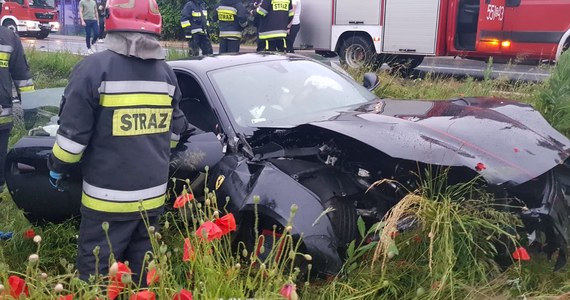 Rozbity samochód sportowy w rowie w Gaszynie koło Wielunia to dość nietypowy widok. Do wyciągnięcia ferrari z opałów zostali wezwani strażacy z Wielunia. Ze swojej akcji opublikowali później zdjęcia. 