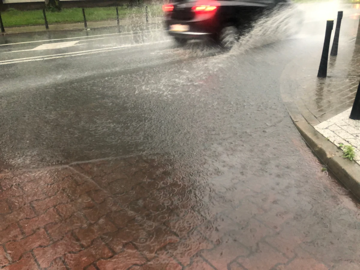 Gwałtowna ulewa przetoczyła się w poniedziałek nad Warszawą. Dziś również mieszkańcy odczuwają jej skutki. "Do godz. 5 we wtorek na Mazowszu odnotowano 810 interwencji związanych z przejściem frontu burzowego, z czego 518 zgłoszeń dotyczy Warszawy"-  powiedział rzecznik komendanta mazowieckiego Państwowej Straży Pożarnej mł. bryg. Karol Kierzkowski. Przede wszystkim były to zalania, połamane konary drzew, częściowo zablokowane ulice. 