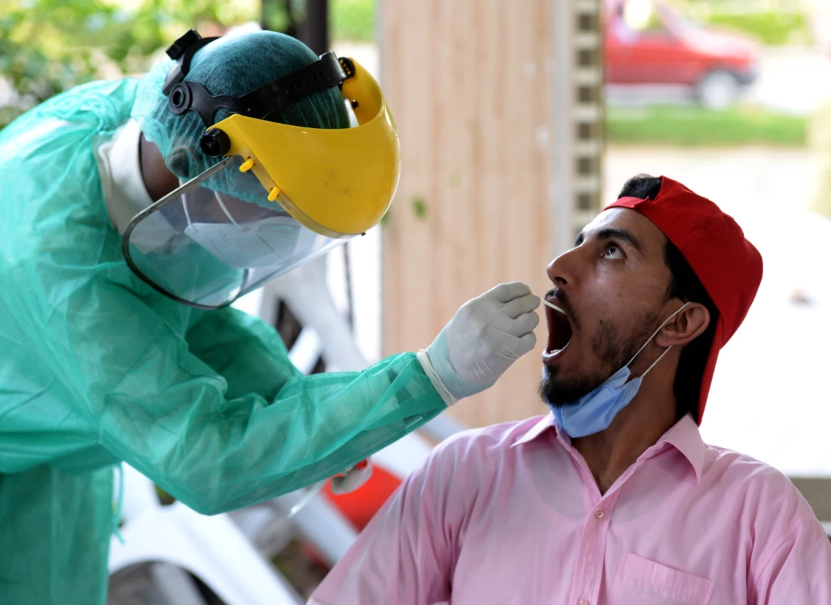 Pandemia Covid-19 nawet nie zbliża się jeszcze do końca - powiedział szef Światowej Organizacji Zdrowia (WHO) Tedros Adhanom Ghebreyesus. "Choć wiele krajów poczyniło postępy (w walce z wirusem), tak naprawdę pandemia przyspiesza" - dodał.