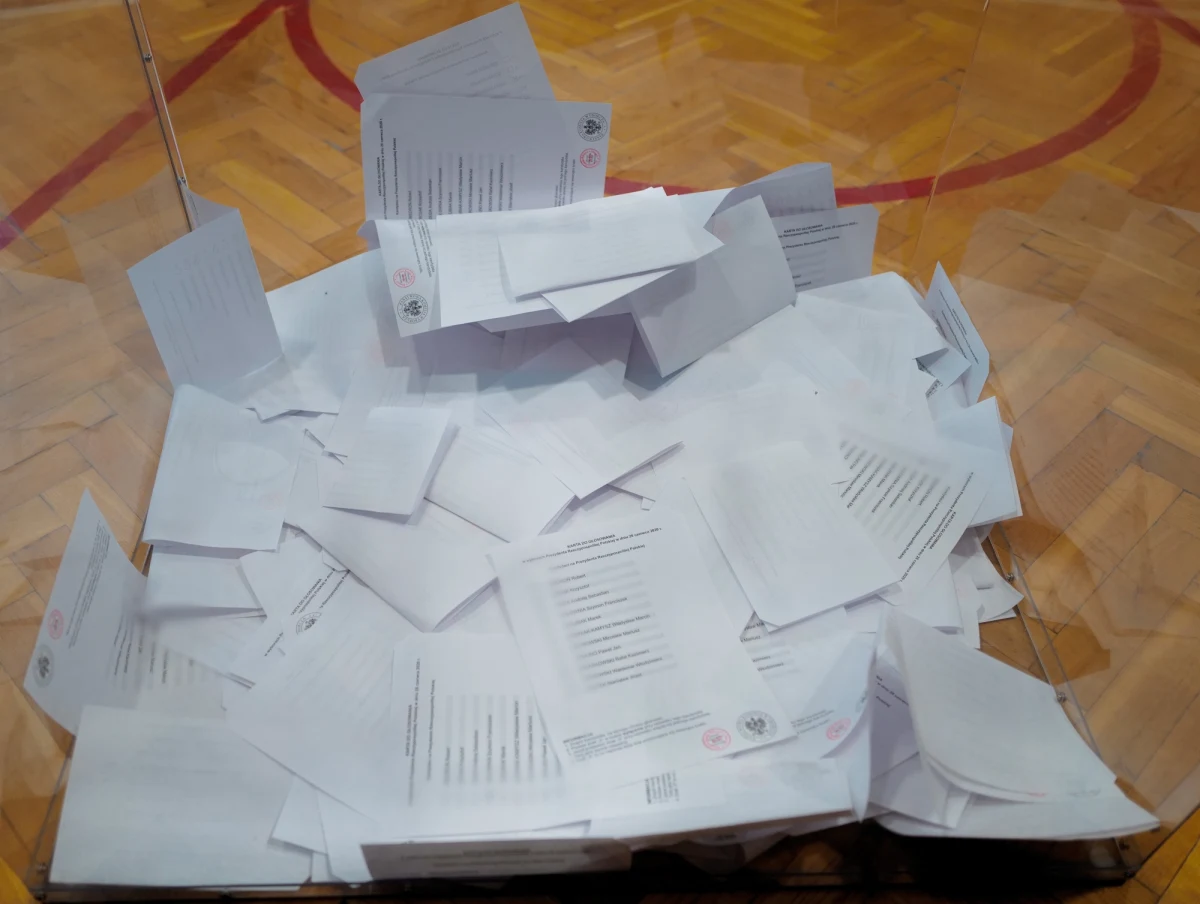 Wciąż czekamy na oficjalne ogłoszenie wyników wyborów prezydenckich. Przed północą Państwowa Komisja Wyborcza informowała, że poda je, gdy tylko wpłyną protokoły z Wielkiej Brytanii. W tej chwili brakuje jednego protokołu z Londynu i dwóch z Manchesteru - poinformował wieczorem szef PKW Sylwester Marciniak.