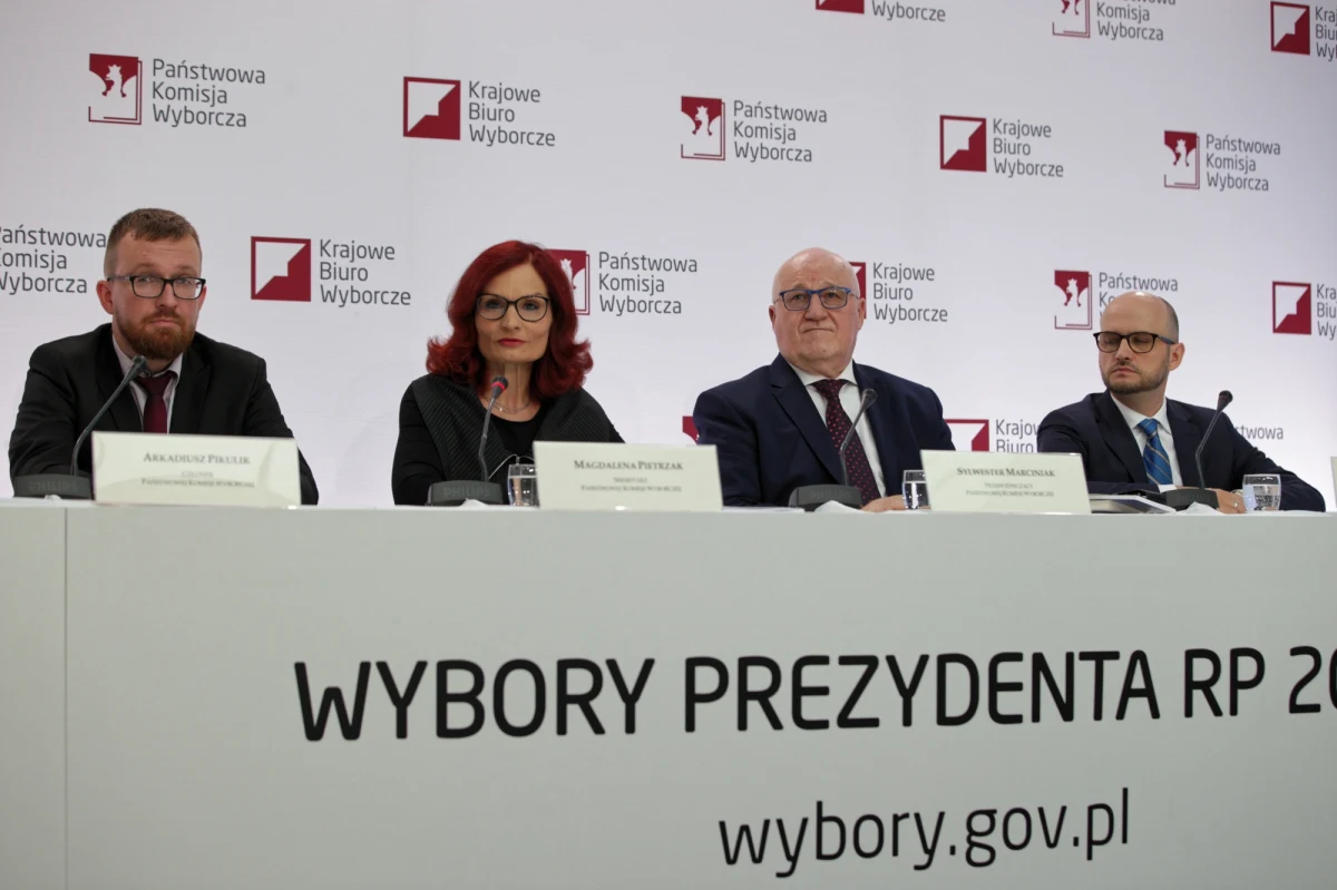 Będziemy chcieli otrzymać wyjaśnienia od dwóch komisji obwodowych w Manchesterze, skąd wzięło się opóźnienie w przekazaniu protokołów - powiedziała we wtorek rano szefowa Krajowego Biura Wyborczego Magdalena Pietrzak. Kilka minut po szóstej PKW podała oficjalne wyniki wyborów prezydenckich. 
