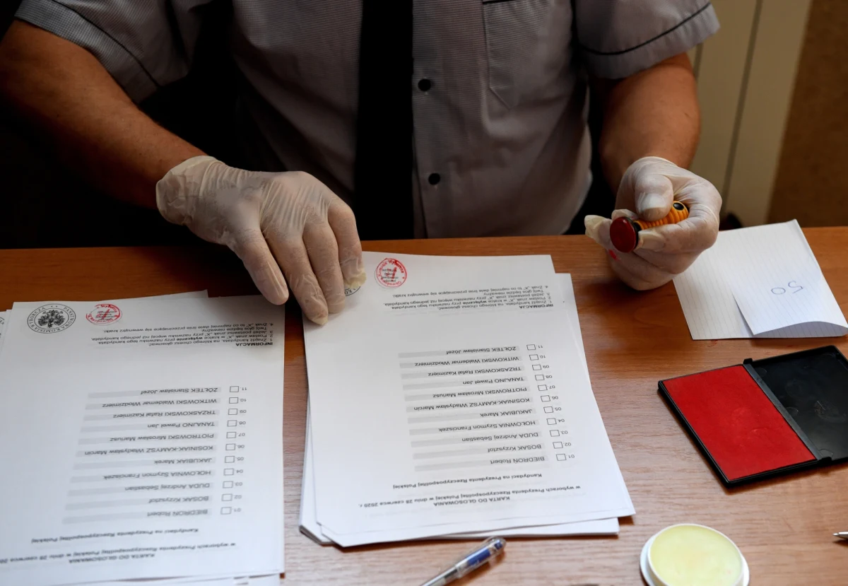 Zarzut dotyczący nadużycia przy przebiegu wyborów usłyszał przedstawiciel jednej z obwodowych komisji wyborczych w Bytomiu. Jak wynika z ustaleń policji, po zamknięciu lokalu wyborczego dopisywał znak „X” na wyjętych z urny kartach do głosowania. W ten sposób miał przerobić cztery karty na szkodę dwóch kandydatów.
