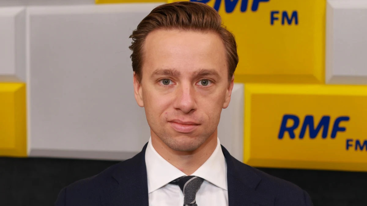 "Senat może wstrzymać wszystko o miesiąc, w związku z czym załatwienie czegokolwiek w 2 tygodnie z obecnym rządem jest niewykonalne" - stwierdził w Porannej rozmowie w RMF FM poseł Konfederacji Krzysztof Bosak, pytany o opinię podróżnika i dziennikarza Wojciecha Cejrowskiego, zdaniem którego Konfederacja powinna wynegocjować z Prawem i Sprawiedliwością załatwienie jakiejś ważnej dla siebie sprawy w zamian za poparcie Andrzeja Dudy w II turze wyborów prezydenckich. "Wiara na słowa temu rządowi to czysta naiwność" - ocenił. 