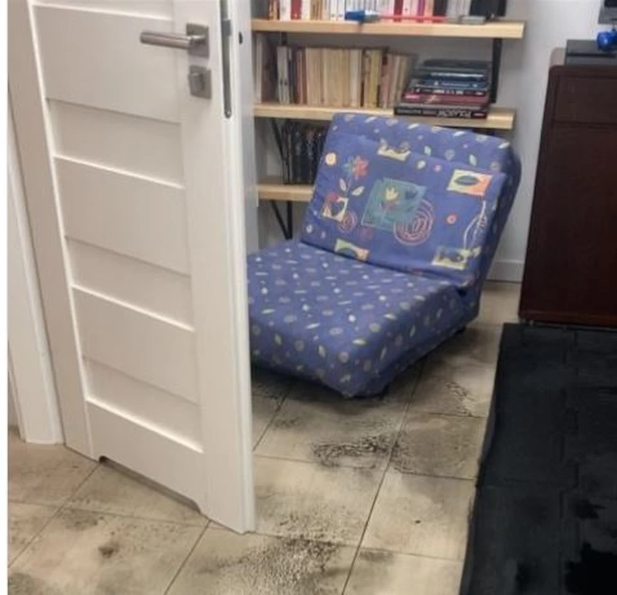 "Przez Polskę znowu przechodzą nawałnice. Dziś, jak wielu mieszkańców Warszawy, spędziłem w domu (a właściwie w piwnicy) wieczór na usuwaniu skutków ulewy, która przeszła nad osiedlem, na którym mieszkam" - napisał w poniedziałek na Facebooku- premier Mateusz Morawiecki. 