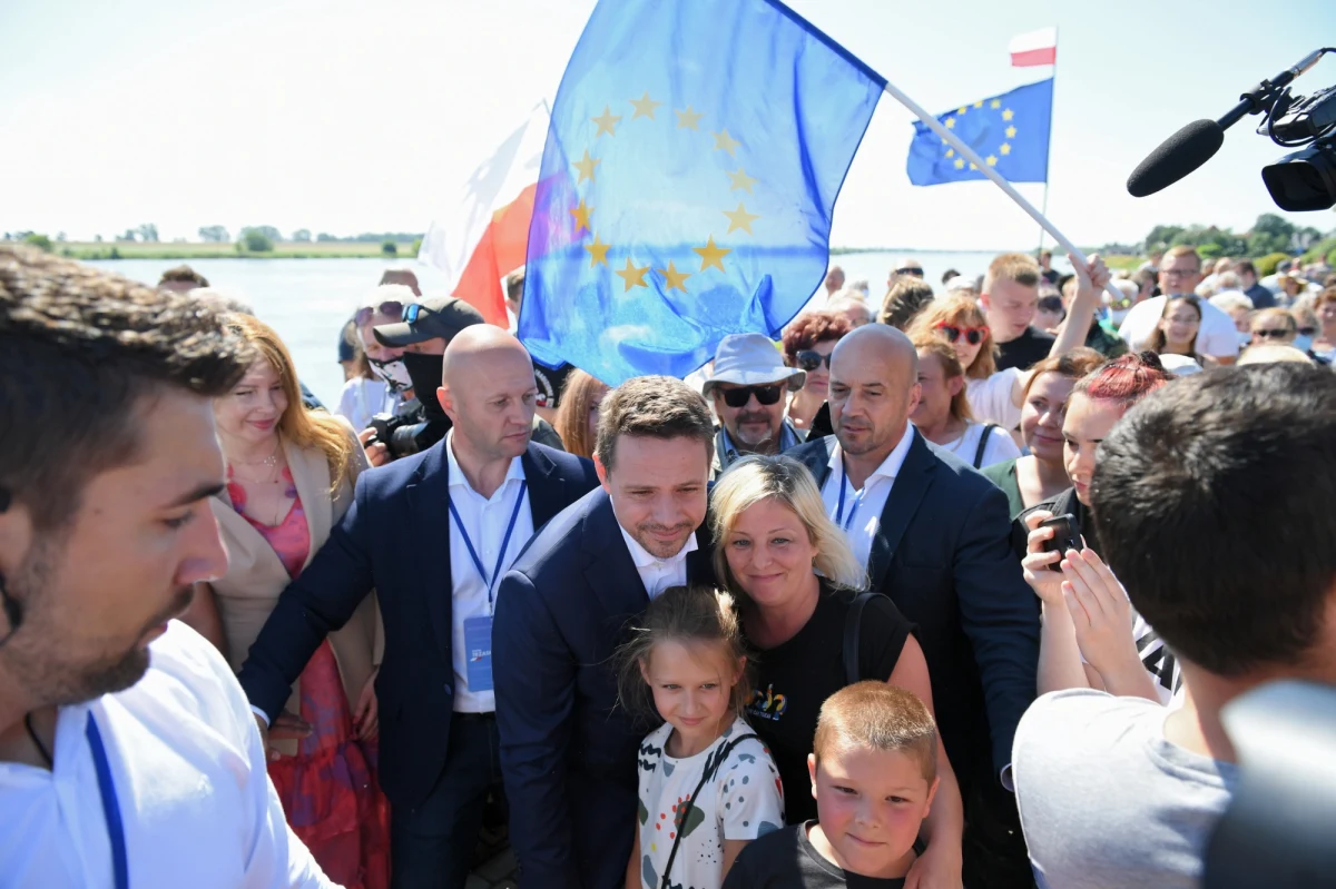 Prezydent Andrzej Duda powinien pojawić się na debacie zorganizowanej przez inne telewizje; skoro ja miałem odwagę być w TVP, "to może pan prezydent też powinien się wykazać odwagą"- powiedział kandydat KO na prezydenta Rafał Trzaskowski.