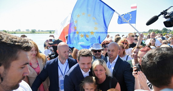 Prezydent Andrzej Duda powinien pojawić się na debacie zorganizowanej przez inne telewizje; skoro ja miałem odwagę być w TVP, "to może pan prezydent też powinien się wykazać odwagą"- powiedział kandydat KO na prezydenta Rafał Trzaskowski.