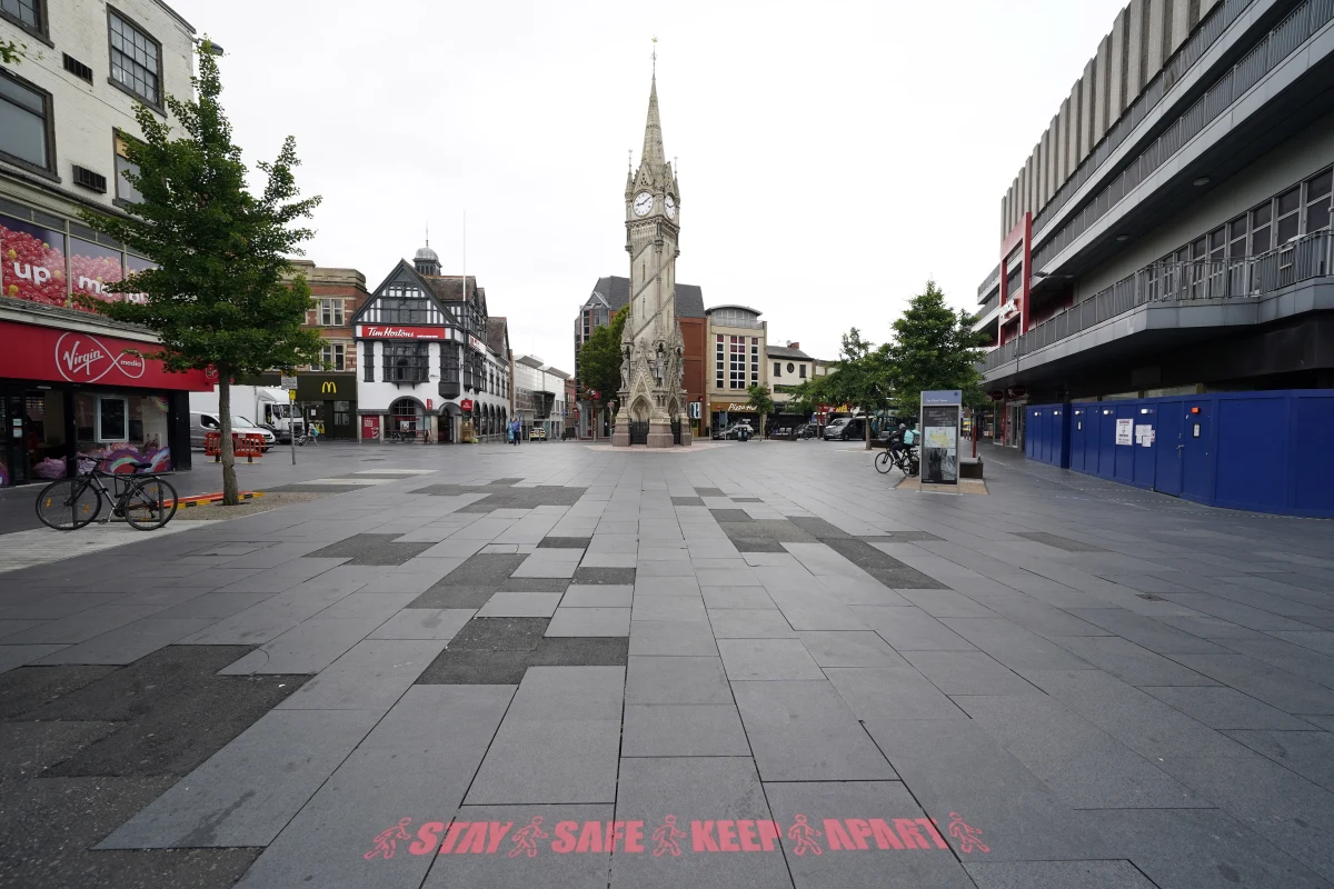 Pierwsza lokalna blokada w Wielkiej Brytanii. Wprowadza go na terenie 300-tysięcznego miasta Leicester w środkowej Anglii. Poziom zakażeń koronawirusa jest tam trzy razy większy niż w innych miejscowościach o podobnym zagęszczeniu ludności.  