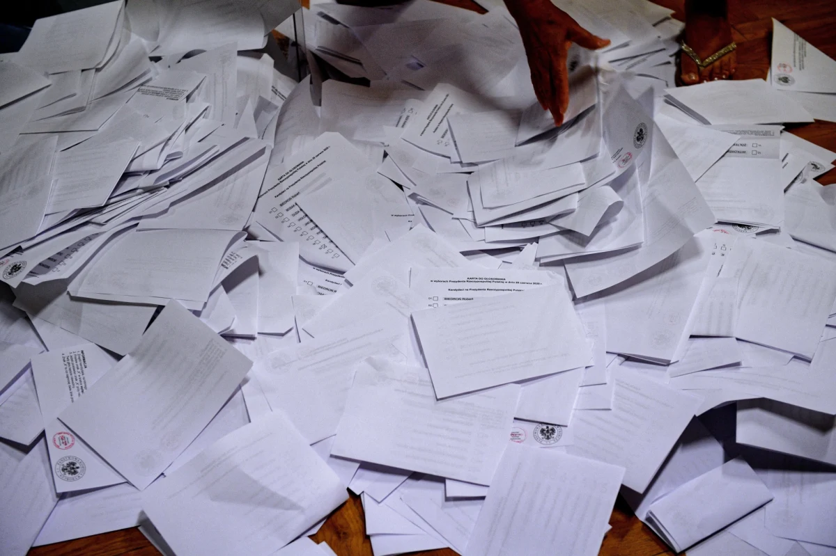 Łącznie do spisów wyborców przed II turą wyborów prezydenckich wpisało się dodatkowo ponad 140 tys. wyborców. W tej chwili w spisach wyborców znajduje się 515 894 wyborców - poinformował w komunikacie resort spraw zagranicznych.