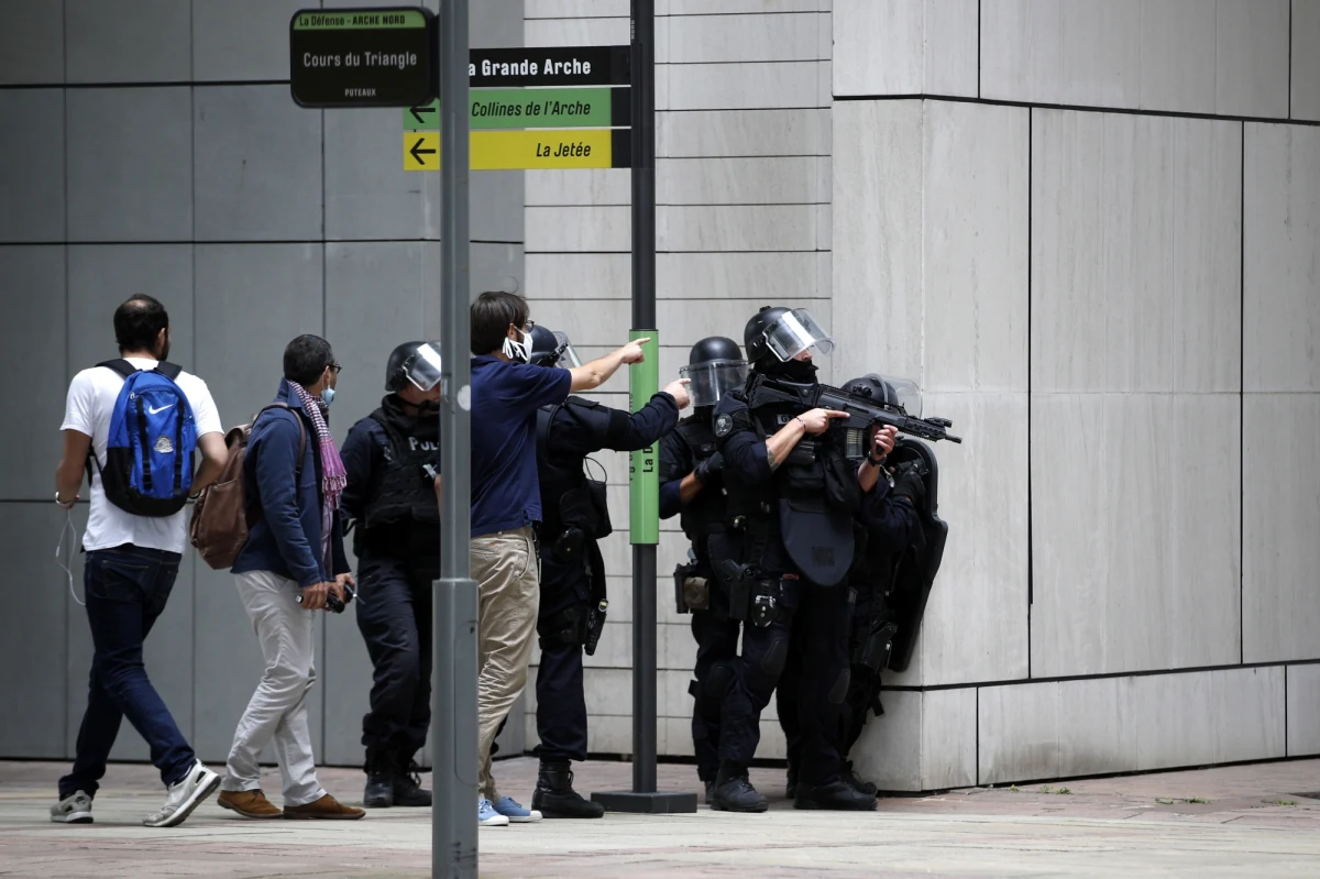 Szeroko zakrojona operacja policyjno-wojskowa w największej europejskiej dzielnicy biznesu - La Defense pod Paryżem. Funkcjonariusze i żołnierze szukają mężczyzny uzbrojonego w broń automatyczną, którego widzieli świadkowie. Akcja służb została zakończona, informacje świadków ostatecznie się nie potwierdziły.