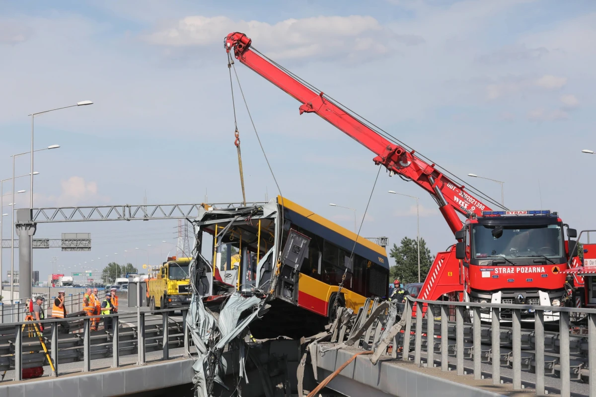 Stołeczny ratusz rozpoczął kontrole w dwóch kolejnych firmach transportowych, których autobusy wożą pasażerów w Warszawie - dowiedział się reporter RMF FM. Powodem działań kontrolerów jest czwartkowy wypadek, w którym autobus prowadzony przez kierowcę pod wpływem narkotyków spadł z mostu Grota - Roweckiego. 