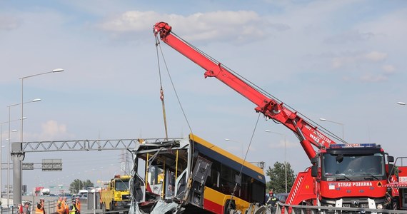 Stołeczny ratusz rozpoczął kontrole w dwóch kolejnych firmach transportowych, których autobusy wożą pasażerów w Warszawie - dowiedział się reporter RMF FM. Powodem działań kontrolerów jest czwartkowy wypadek, w którym autobus prowadzony przez kierowcę pod wpływem narkotyków spadł z mostu Grota - Roweckiego. 