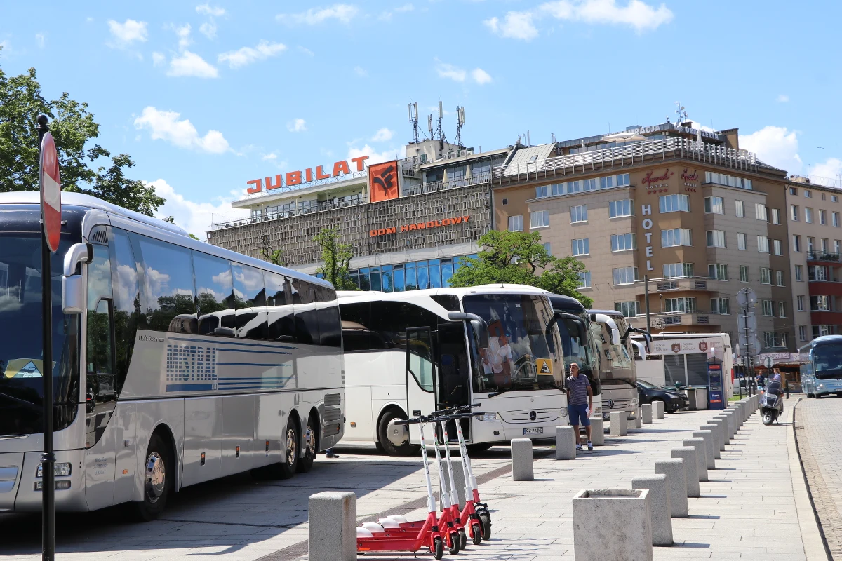 Protest przewoźników autokarowych zaczął się w Krakowie. Ponad setka autobusów przejeżdża przez miasto. Przewoźnicy domagają się wsparcia od rządu w związku ze stratami, wynikającymi z epidemii koronawirusa.