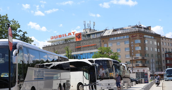 Protest przewoźników autokarowych zaczął się w Krakowie. Ponad setka autobusów przejeżdża przez miasto. Przewoźnicy domagają się wsparcia od rządu w związku ze stratami, wynikającymi z epidemii koronawirusa.