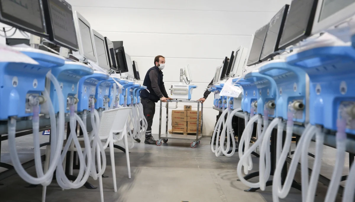 ​Kompromitacja z rządowym zamówieniem na respiratory od firmy E&K. Zamiast zamówionych prawie 1200 Ministerstwo Zdrowia kupi jedynie 200 - poinformował w Senacie wiceszef resortu Janusz Cieszyński.