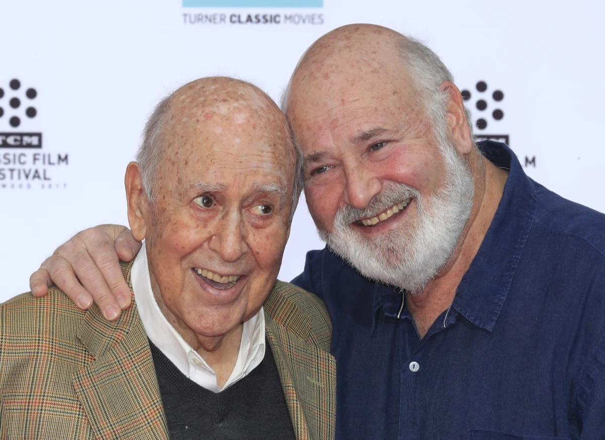 Carl Reiner, jeden z najpopularniejszych amerykańskich komików, zmarł wieku 98 lat. Scenarzysta, reżyser i aktor znany w Polsce z roli w serii "Ocean's Eleven" został nazwany przez Reutera "siłą napędową amerykańskiej komedii".