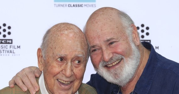 Carl Reiner, jeden z najpopularniejszych amerykańskich komików, zmarł wieku 98 lat. Scenarzysta, reżyser i aktor znany w Polsce z roli w serii "Ocean's Eleven" został nazwany przez Reutera "siłą napędową amerykańskiej komedii".