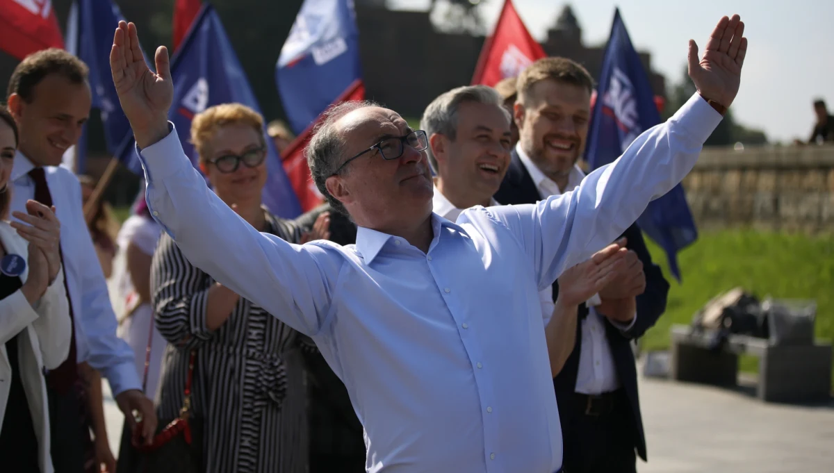 Za Roberta Biedronia się nie wstydzimy i za niego nigdy nie będziemy przepraszać, jak przepraszaliśmy w 2015 roku za Magdalenę Ogórek - powiedział szef SLD, wicemarszałek Sejmu Włodzimierz Czarzasty. Zaznaczył, że bierze na siebie odpowiedzialność za wynik kandydata Lewicy na prezydenta. 