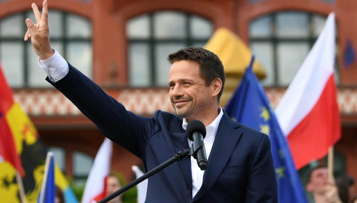 Dzisiaj trzeba rozmawiać o prawdziwych problemach, a nie "urojonych". Trzeba rozmawiać o prawach kobiet, darmowych żłobach i przedszkolach, wyrównywaniu szans czy katastrofie klimatycznej - mówił kandydat KO na prezydenta Rafał Trzaskowski na spotkaniu z mieszkańcami Chojnic. Odpowiedział także Szymonowi Hołowni, który domagał się od niego poparcia czterech punktów programowych.