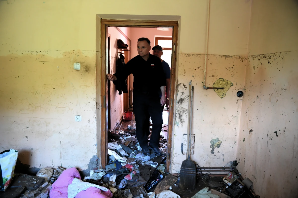"Przyjechałem na Podkarpacie, na tereny zniszczone przez powódź, bo to nie sztuka być wtedy, kiedy wszystko się dobrze dzieje. Nikt, kogo dotknęło nieszczęście nie zostanie bez pomocy" - napisał we wtorek prezydent Andrzej Duda.