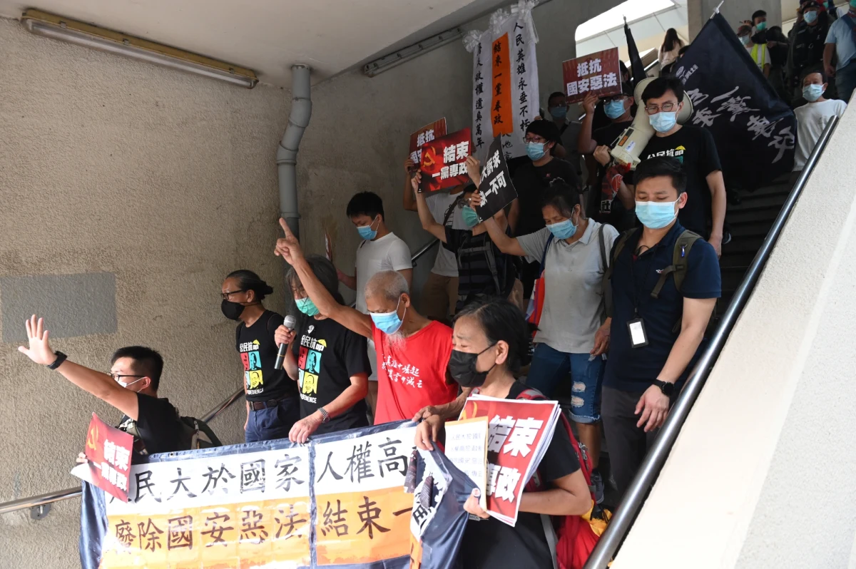 Wprowadzone przez Chiny nowe, "drakońskie" prawo o bezpieczeństwie w Hongkongu "zniszczyło" jego dotychczasową autonomię - oświadczył szef amerykańskiej dyplomacji Mike Pompeo. Opracowane w Pekinie i narzucone Hongkongowi prawo o bezpieczeństwie państwowym zostało we wtorek opublikowane w dzienniku urzędowym i weszło w życie.