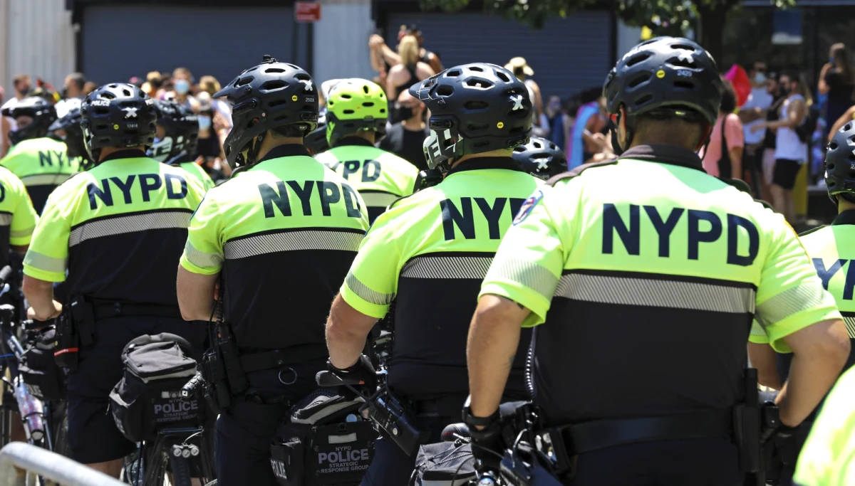 Burmistrz Nowego Jorku Bill de Blasio przedstawił budżet miasta w nowym roku finansowym w wysokości 88,1 mld dolarów. Uwzględnia on obcięcie o miliard dolarów wydatków na policję. 