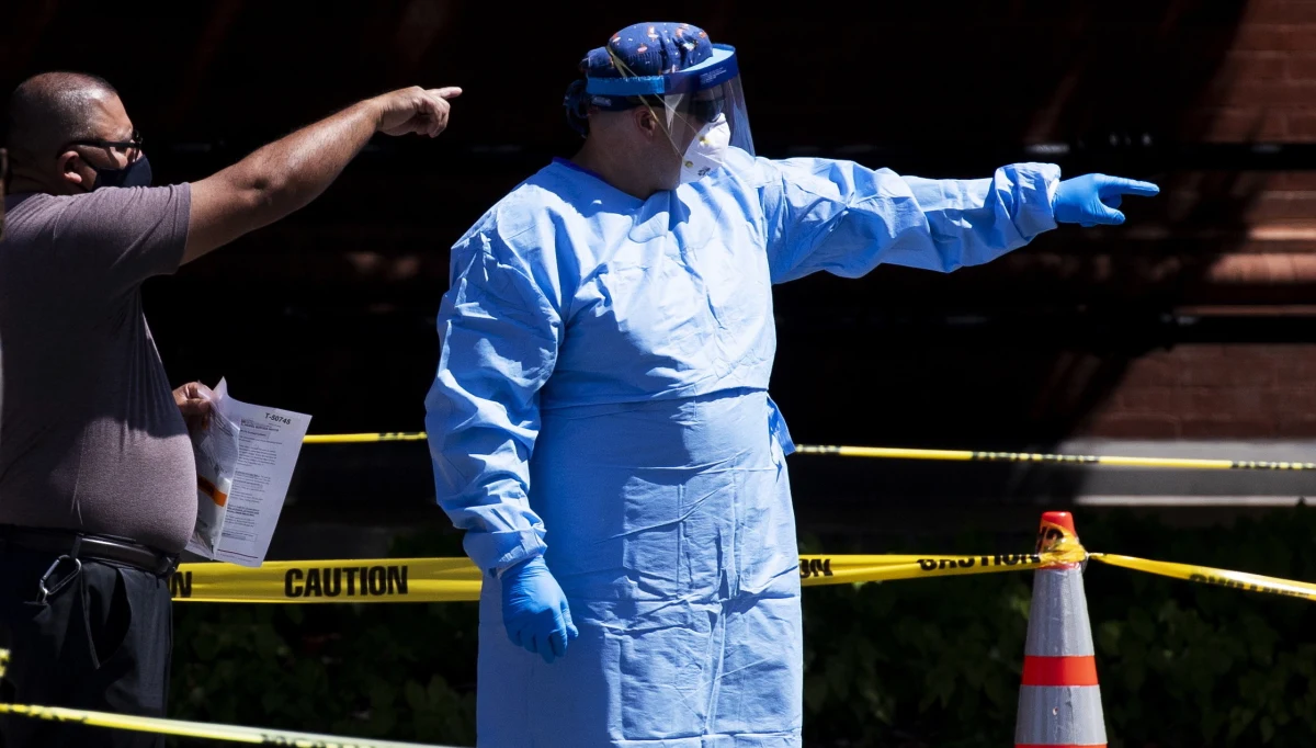 W ciągu ostatniej doby na Covid-19 zmarło w Stanach Zjednoczonych 1199 osób - podał Uniwersytet Johna Hopkinsa. Po raz pierwszy od 10 czerwca dobowa liczba przypadków śmiertelnych w USA przekroczyła tysiąc. 