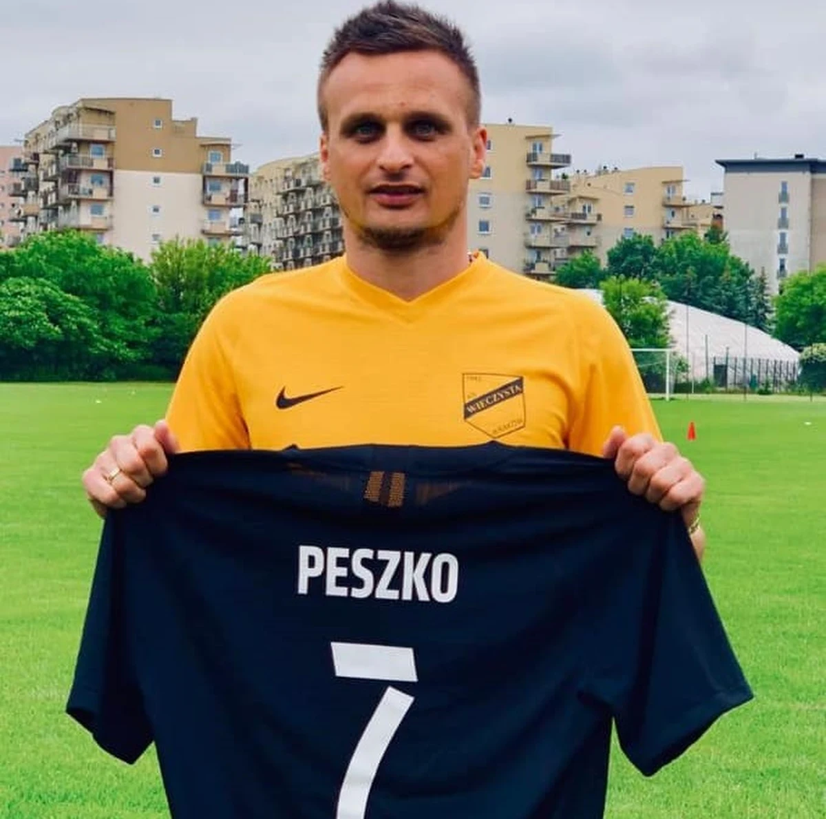 "Znam Sławka Peszkę jeszcze z czasów Wisły Płock i wiedziałem, jak odnajdzie się w nowym otoczeniu. Szybko wkomponował się w zespół" – mówi RMF FM trener Wieczystej Kraków Przemysław Cecherz. To w tym klubie z ligi okręgowej karierę będzie kontynuował Sławomir Peszko. Jak dodaje trener, w klubie obawiano się początkowego „cyrku” związanego z transferem, ale sytuacja się uspokaja, a w drużynie został bardzo dobry piłkarz, który gwarantuje jakość na boisku.