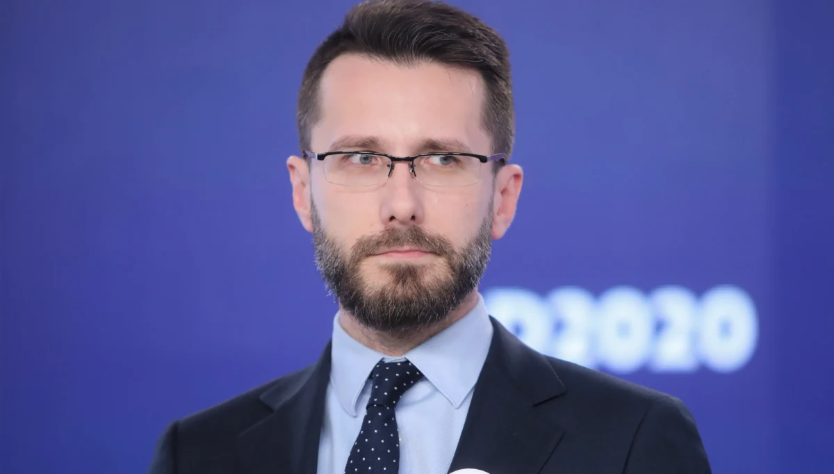 Prezydent Andrzej Duda ma zobowiązania wobec mieszkańców - powiedział wicerzecznik PiS Radosław Fogiel, pytany o to, dlaczego prezydent nie weźmie udziału w planowanej na czwartek debacie prezydenckiej w TVN. Dodał, że prezydent "z przyjemnością" pojawi się na debacie zorganizowanej przez wszystkie telewizje. 