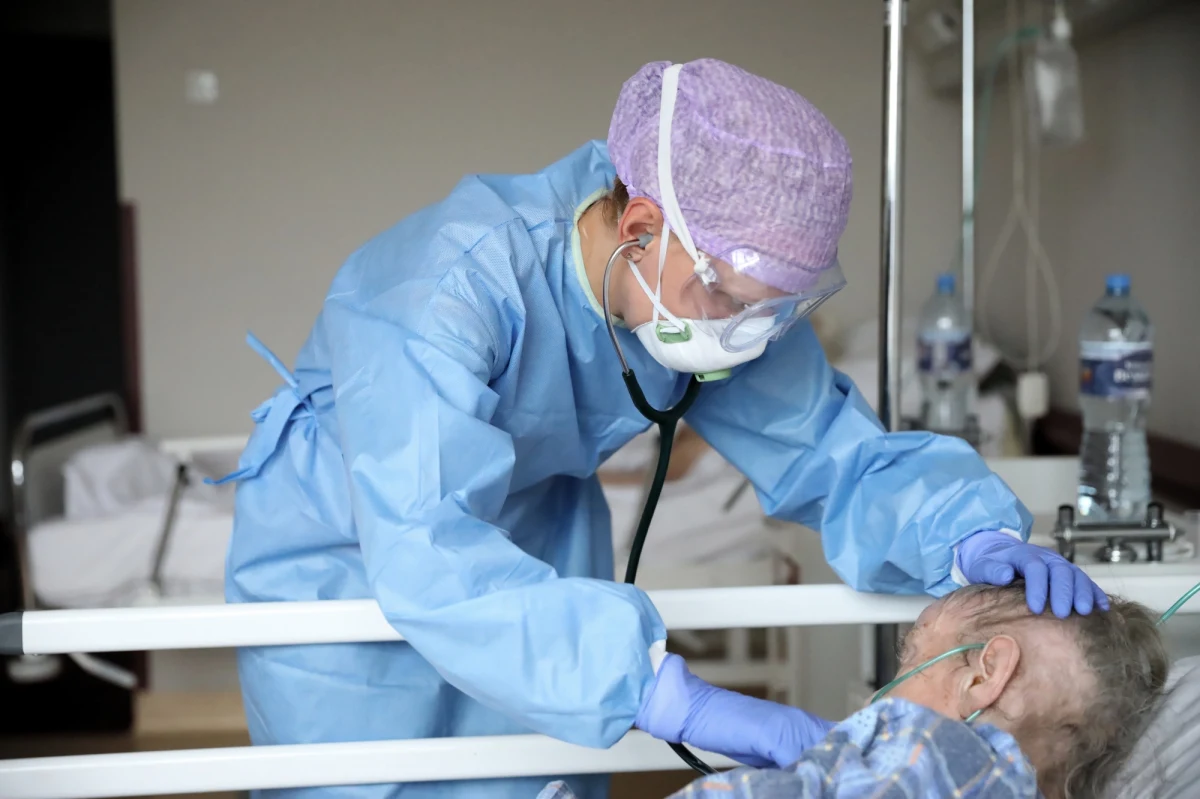 Ministerstwo Zdrowia informuje o kolejnych 382 nowych przypadkach zakażenia koronawirusem. Nie żyje kolejne 14 osób. Tym samym bilans epidemii wzrósł do 34 775 zarażonych osób. Nie żyje 1477 pacjentów.