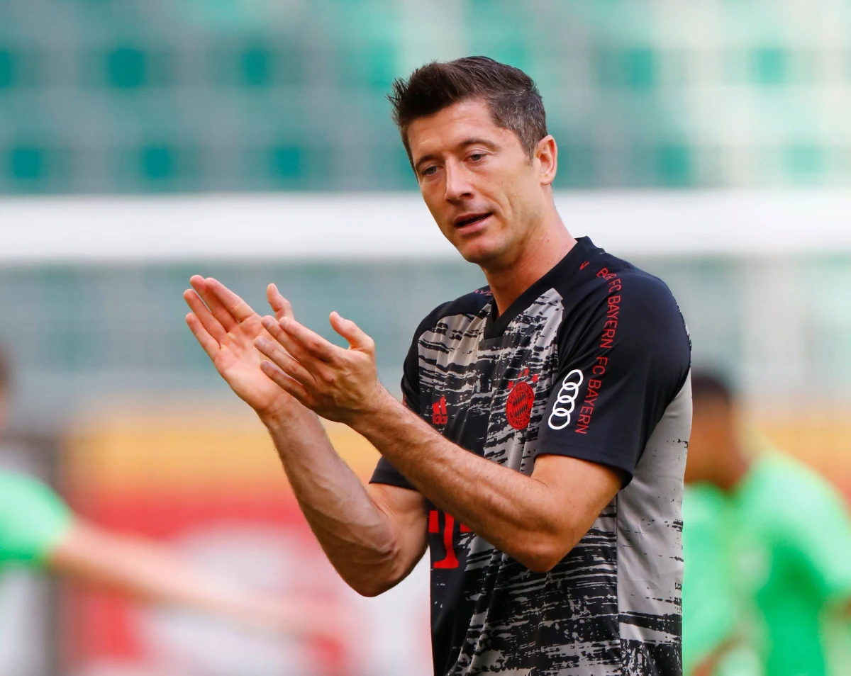 Robert Lewandowski jest przekonany, że Bayern Monachium jest w stanie w tym sezonie triumfować w Lidze Mistrzów. "Jesteśmy w dobrej formie, w zespole jest dobra chemia" - powiedział polski napastnik na łamach "Bilda". Jak ocenił, przerwa wymuszona przez pandemię koronawirusa wyszła drużynie na dobre. 