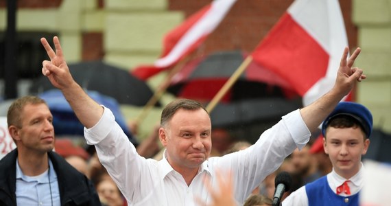 53 proc. osób zdecydowanych na wzięcie udziału w drugiej turze wyborów chce oddać głos na ubiegającego się o reelekcję prezydenta Andrzeja Dudę - wynika z sondażu pracowni Social Changes dla portalu wPolityce.pl. Według tego badania, kandydat Koalicji Obywatelskiej Rafał Trzaskowski może liczyć na poparcie 47 proc. zdecydowanych respondentów. 