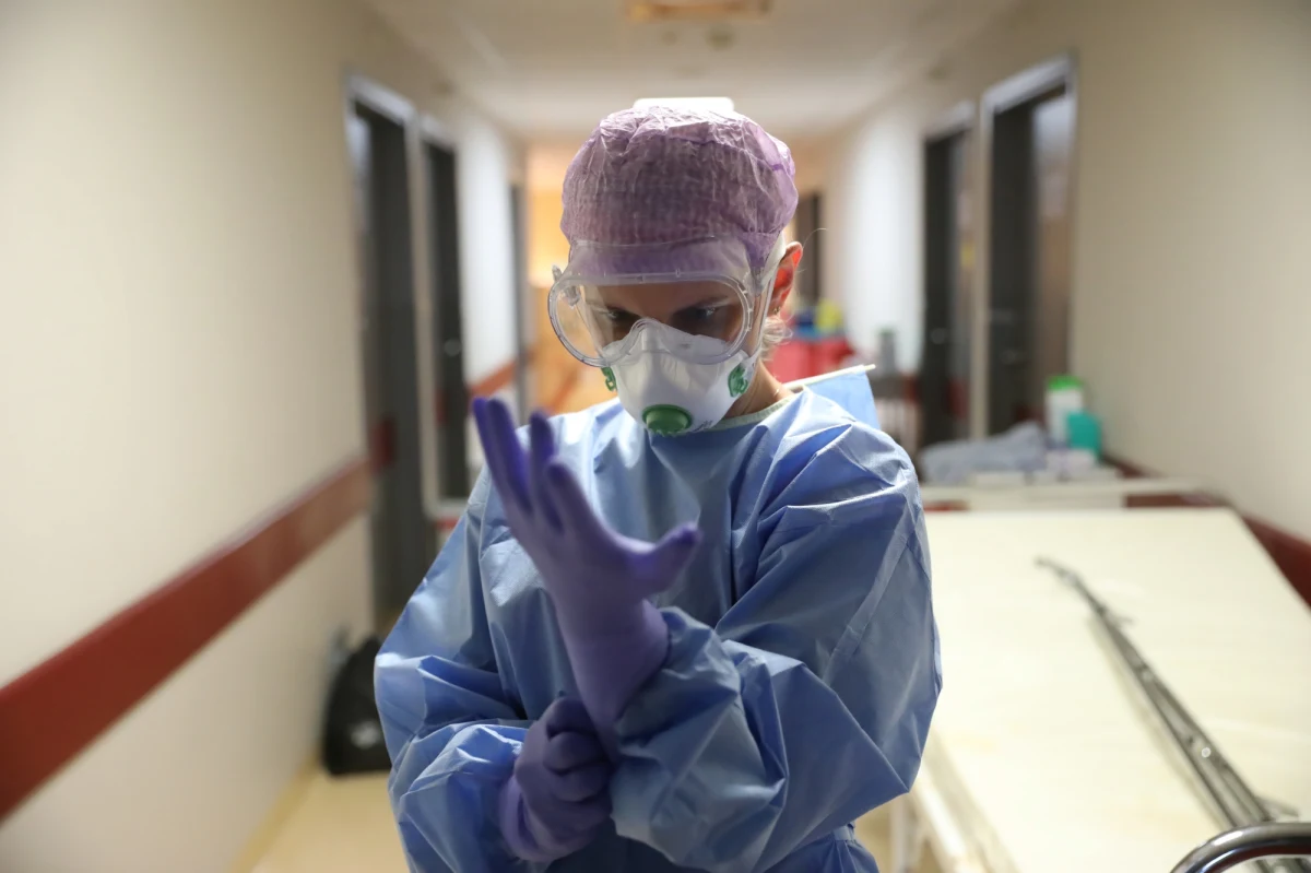 W Szpitalu Specjalistycznym nr 1 w Bytomiu wyleczono pierwszego pacjenta chorego na Covid-19 wykorzystując do tego osocze innego ozdrowieńca. 59-letni wyleczony pacjent opuścił już szpital - podała placówka.