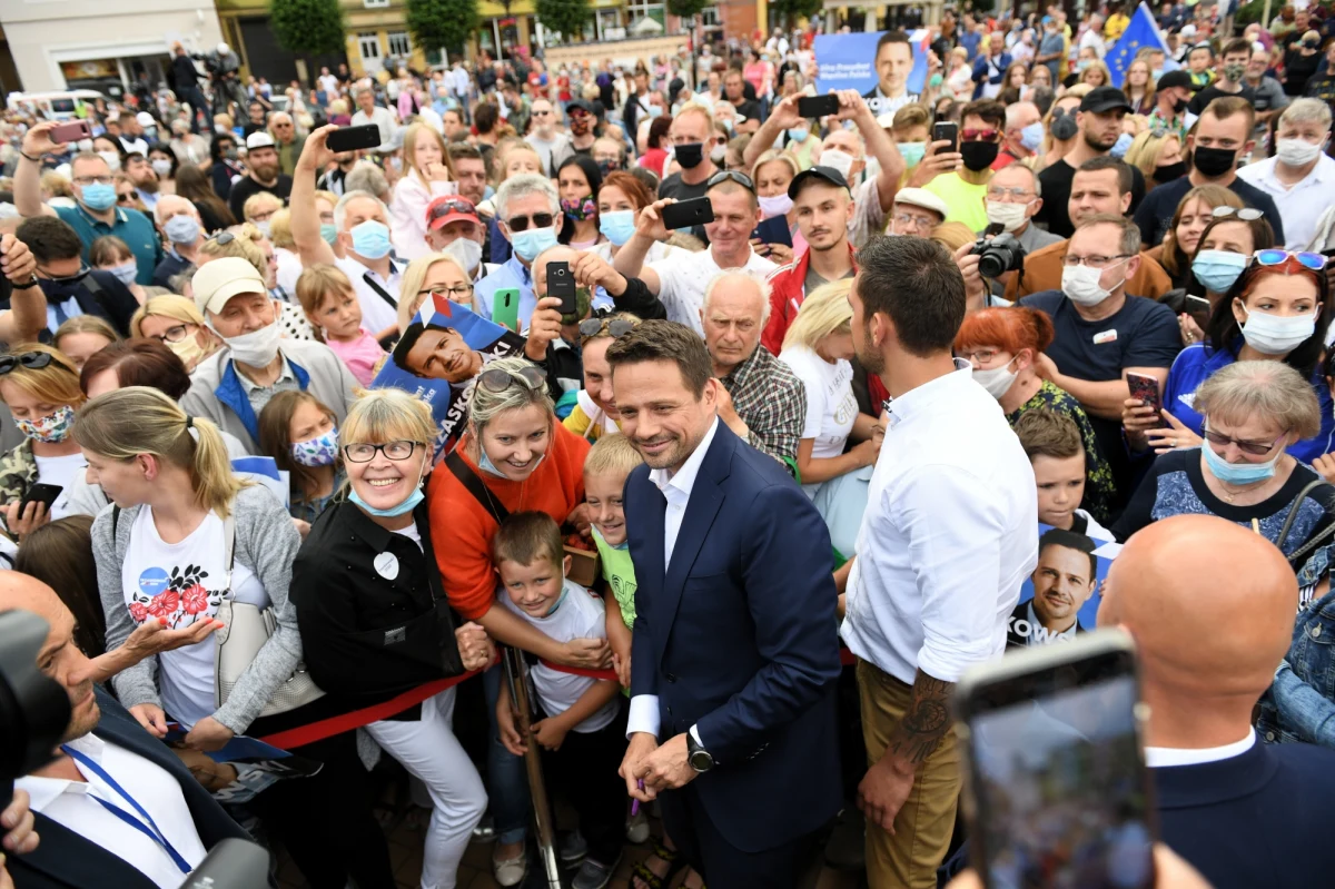 Przedłożę projekt ustawy "Wszystko na rękę", który zwiększy kwotę wolną od podatku. Wszyscy, którzy zarabiają do 30 tys. zł, będą w ogóle zwolnieni z podatku - mówił kandydat Koalicji Obywatelskiej na prezydenta Rafał Trzaskowski.
