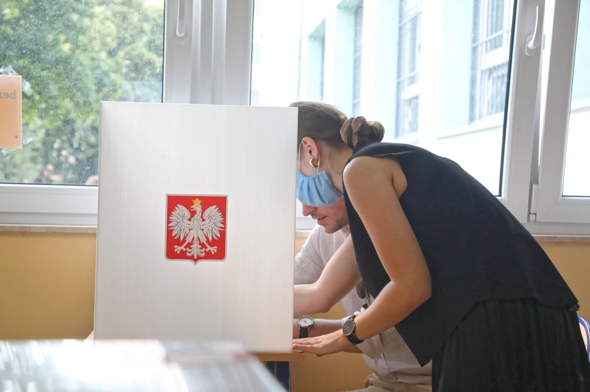 Za niespełna dwa tygodnie - w niedzielę 12 lipca - Andrzej Duda i Rafał Trzaskowski zmierzą się w decydującym starciu wyborów prezydenckich 2020. Sezon wakacyjny wystartował - a nasi Słuchacze i Internauci pytają, jak zagłosować, jeśli 12 lipca będą na wakacjach? Odpowiadamy!