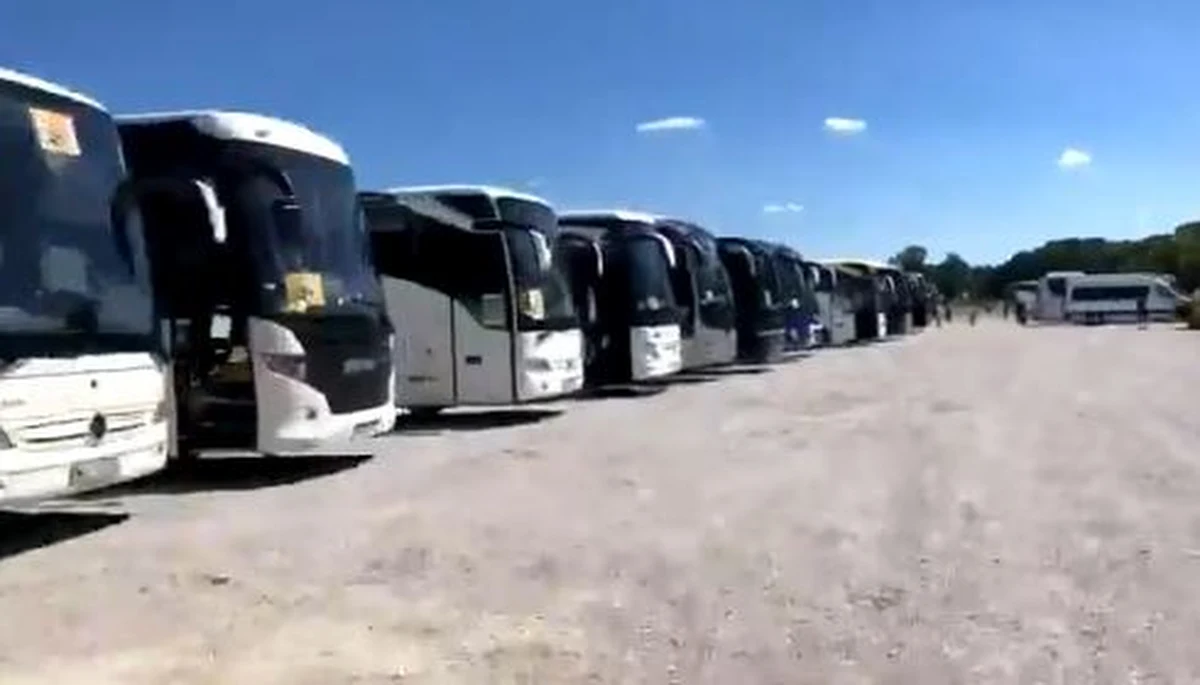 Kolumny autokarów turystycznych ruszyły przez ulice kilku polskich miast m.in. Warszawy, czy Katowic. Branża związana z turystyką domaga się większej pomocy państwa po kryzysie spowodowanym koronawirusem. 


