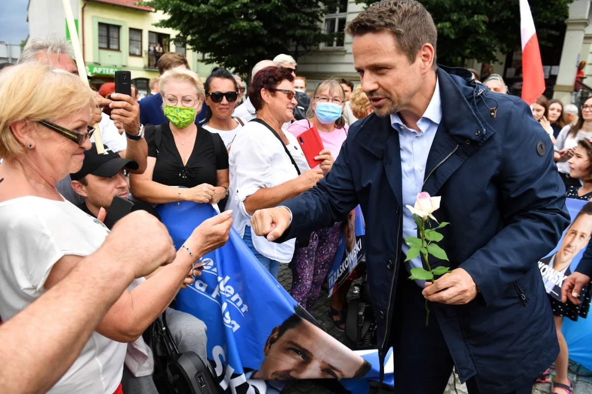 "Nie ma zgody na upolitycznienie wojska, policji" – podkreślał prezydencki kandydat Koalicji Obywatelskiej Rafał Trzaskowski podczas spotkania w Wałczu w Zachodniopomorskiem i dziękował policjantom i żołnierzom za to, że "radzą sobie w tych trudnych czasach". Zwracał się do zwolenników Szymona Hołowni, kandydata niezależnego, który w pierwszej turze wyborów uzyskał trzeci wynik. "Prezydent musi szanować swój podpis i to chcę wam jasno powiedzieć, ale chcę też powiedzieć wszystkim wyborcom Szymona Hołowni, że tak, potrzebne jest weto: weto podatkowe, weto samorządowe, weto demokratyczne, (…) weto zielone" - zaznaczał.