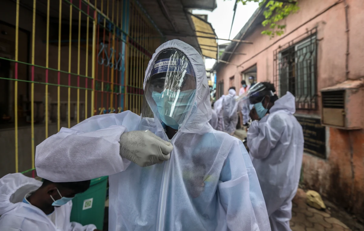 30-latek zmarł w Indiach w stanie Bihar zaledwie dwa dni po swoim ślubie. W wiosce, gdzie odbyła się ceremonia, wykryto następnie 95 osób zainfekowanych koronawirusem, z których większość bawiła się na weselu. Sprawę opisał dziennik "The Times of India".