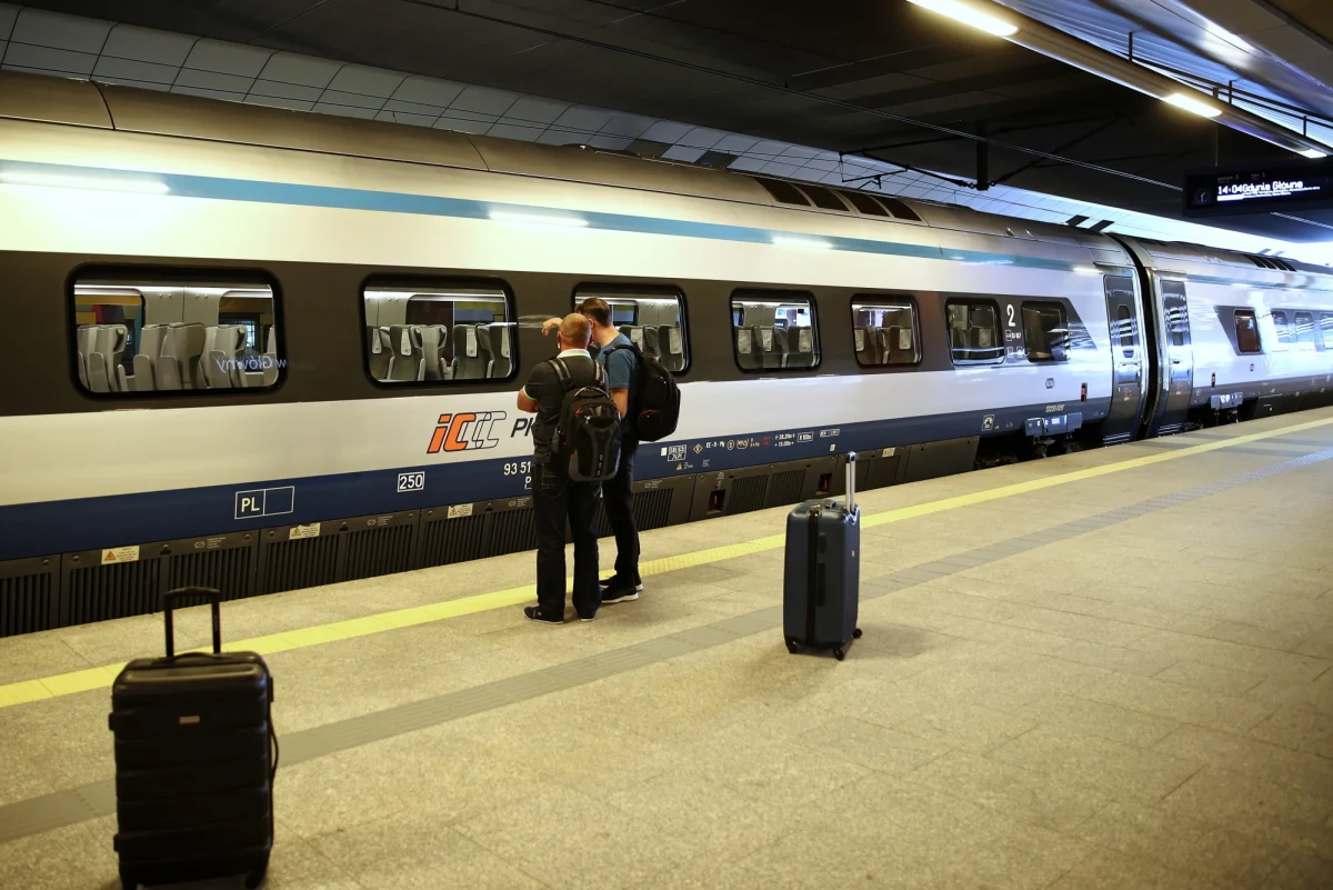 Krakowski sanepid szuka pasażerów, którzy 19 czerwca jechali pociągiem InterCity relacji Bielsko-Biała - Gdynia oraz pasażerów, którzy trzy dni później podróżowali z powrotem. Sanepid prosi o kontakt z najbliższą stacją sanitarno-epidemiologiczną. U jednego z podróżnych stwierdzono COVID-19.
