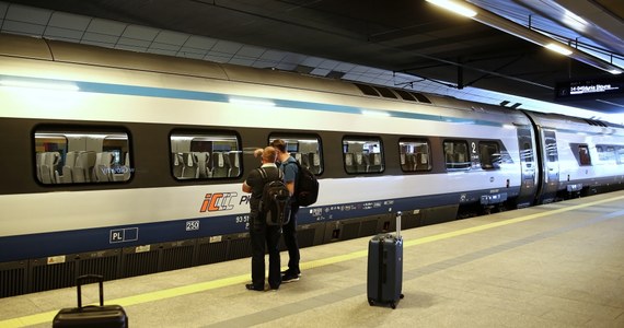 Krakowski sanepid szuka pasażerów, którzy 19 czerwca jechali pociągiem InterCity relacji Bielsko-Biała - Gdynia oraz pasażerów, którzy trzy dni później podróżowali z powrotem. Sanepid prosi o kontakt z najbliższą stacją sanitarno-epidemiologiczną. U jednego z podróżnych stwierdzono COVID-19.
