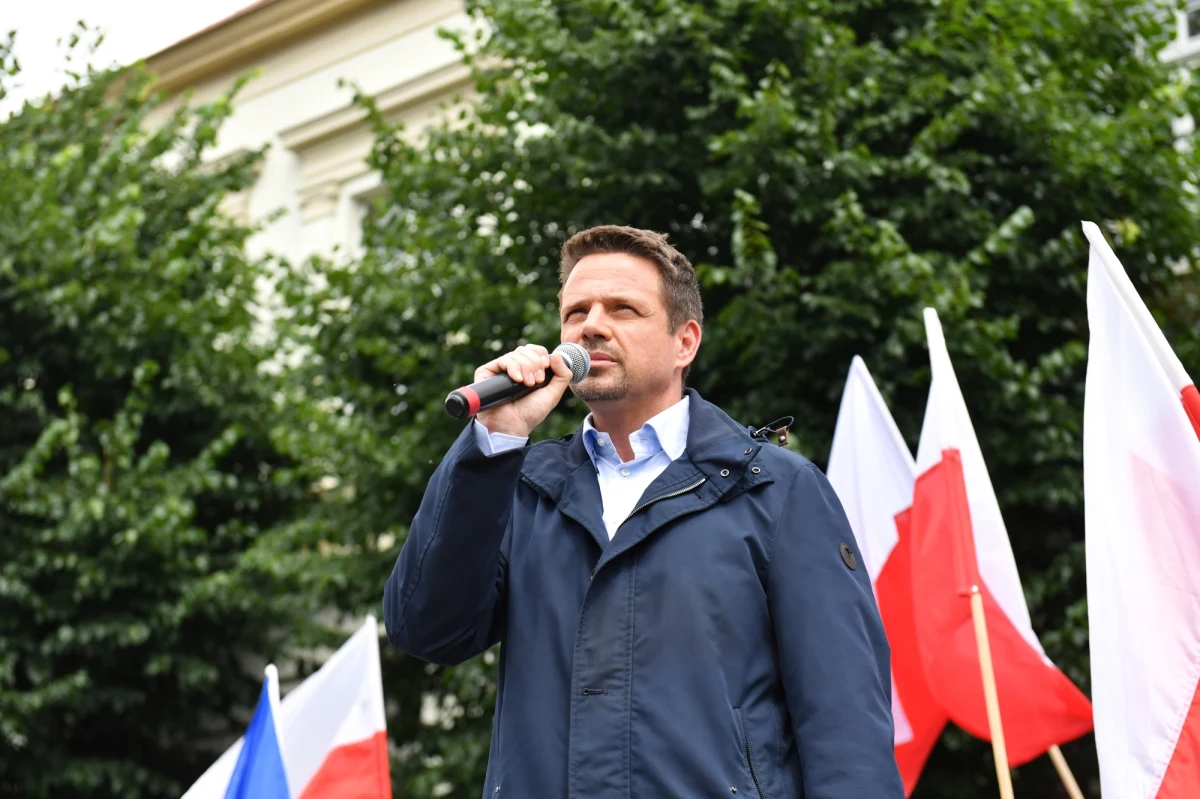 "Daję gwarancję, że moja kancelaria nie będzie kancelarią partyjną, ale nie chcę ustalać na twardo, kto będzie pełnił jaką  funkcję - na przykład, że nie będę współpracować z ekspertem, który kiedyś był w partii politycznej" - stwierdził w rozmowie z Szymonem Hołownią Rafał Trzaskowski. Kandydat KO na prezydenta i Hołownia, który w pierwszej turze wyborów zajął III miejsce, debatowali podczas telekonferencji. Podczas spotkania online Hołownia potwierdził, że w II turze zagłosuje na Trzaskowskiego.