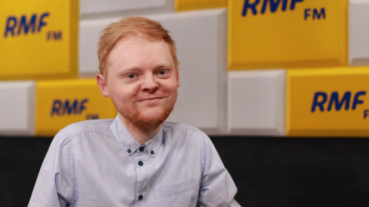 "Jak czuje się pan z tym, co zrobił pan dwa lata temu, kiedy osoby z niepełnosprawnościami strajkowały? Jak pan widzi ich rolę w społeczeństwie?" - takie pytanie zadałby Andrzejowi Dudzie w debacie prezydenckiej Łukasz Krasoń, doradca Szymona Hołowni ds. osób z niepełnosprawnością. W Popołudniowej rozmowie w RMF FM Krasoń podkreślił, że świadczenie w wysokości 500 złotych dla dorosłych niepełnosprawnych "to jest jakaś forma wsparcia, ale jak się doda wszystko to, co dookoła - że coraz trudniej jest o rehabilitację, coraz trudniej jest o opiekę, generalnie: o pomoc dla takiej osoby - to to się ma nijak do rzeczywistości". Rafała Trzaskowskiego Łukasz Krasoń zapytałby natomiast: "Czy (pańska) wizja prezydentury (...) to wizja, która włącza osoby z niepełnosprawnościami, czy wyciągnie pan wnioski ze wszystkiego, co ma pan za sobą po 2 latach pracy w warszawskim Ratuszu, czy będzie pan ciągle te błędy powielał?". Doradca Szymona Hołowni zwrócił uwagę m.in. na problemy z zatrudnieniem osób niepełnosprawnych w warszawskim Ratuszu.