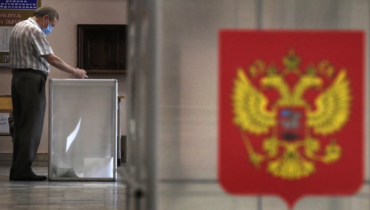 ​Znacząca większość Rosjan poparła w referendum propozycje zmian w konstytucji - wynika z danych przedstawionych po podliczeniu 100 proc. protokołów. Dzięki reformie najważniejszego państwowego dokumentu prezydent Rosji Władimir Putin będzie mógł rządzić jeszcze przez dwie kadencje.