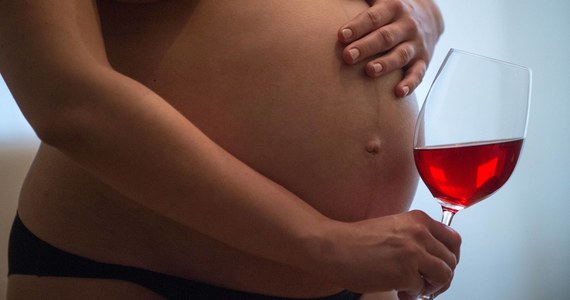 Rzecznik praw dziecka chce, aby w ramach ochrony dziecka poczętego odpowiedzialność karną ponosiła pijąca alkohol przyszła matka - informuje "Dziennik Gazeta Prawna". 